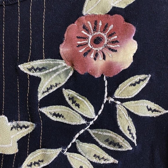 Newport News Black Tee Embroidered Floral  M‎ - Picture 3 of 9